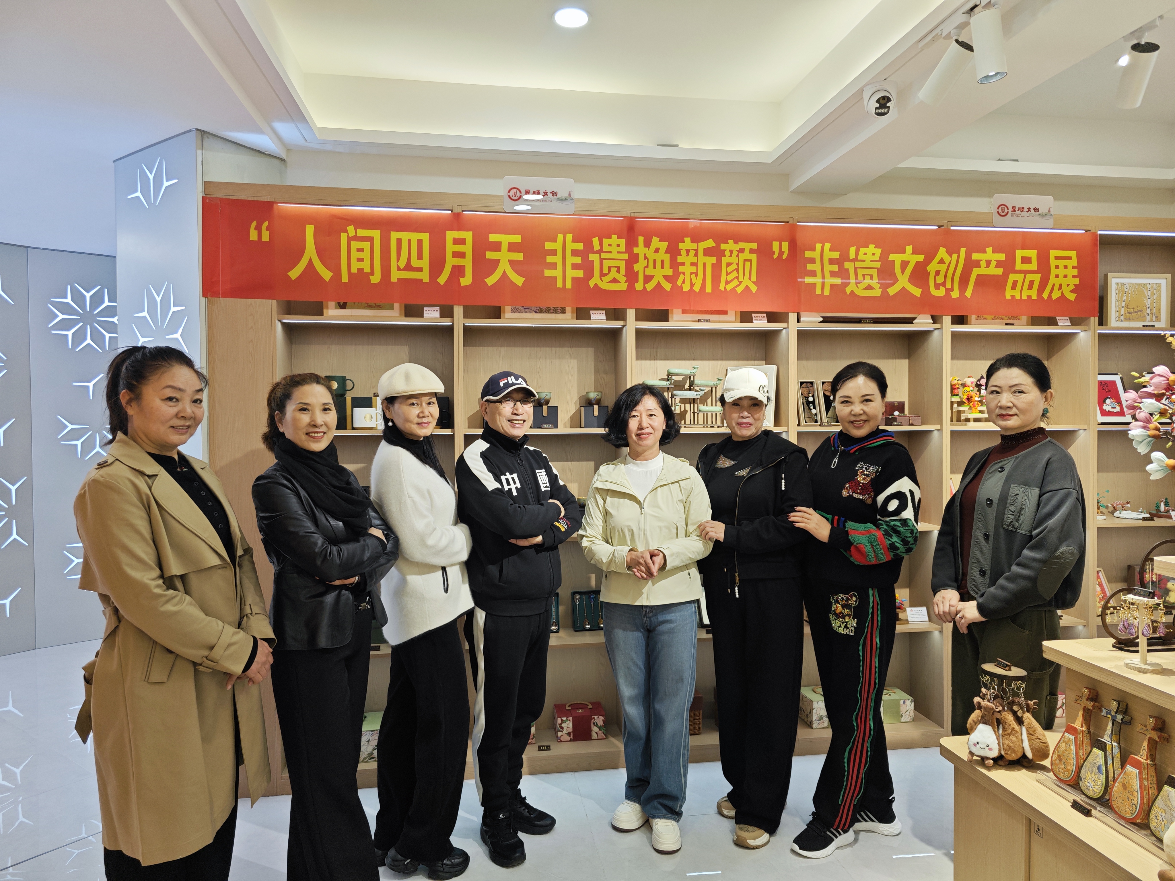 人间四月天 非遗换新颜！龙山区非遗文创产品展精彩…