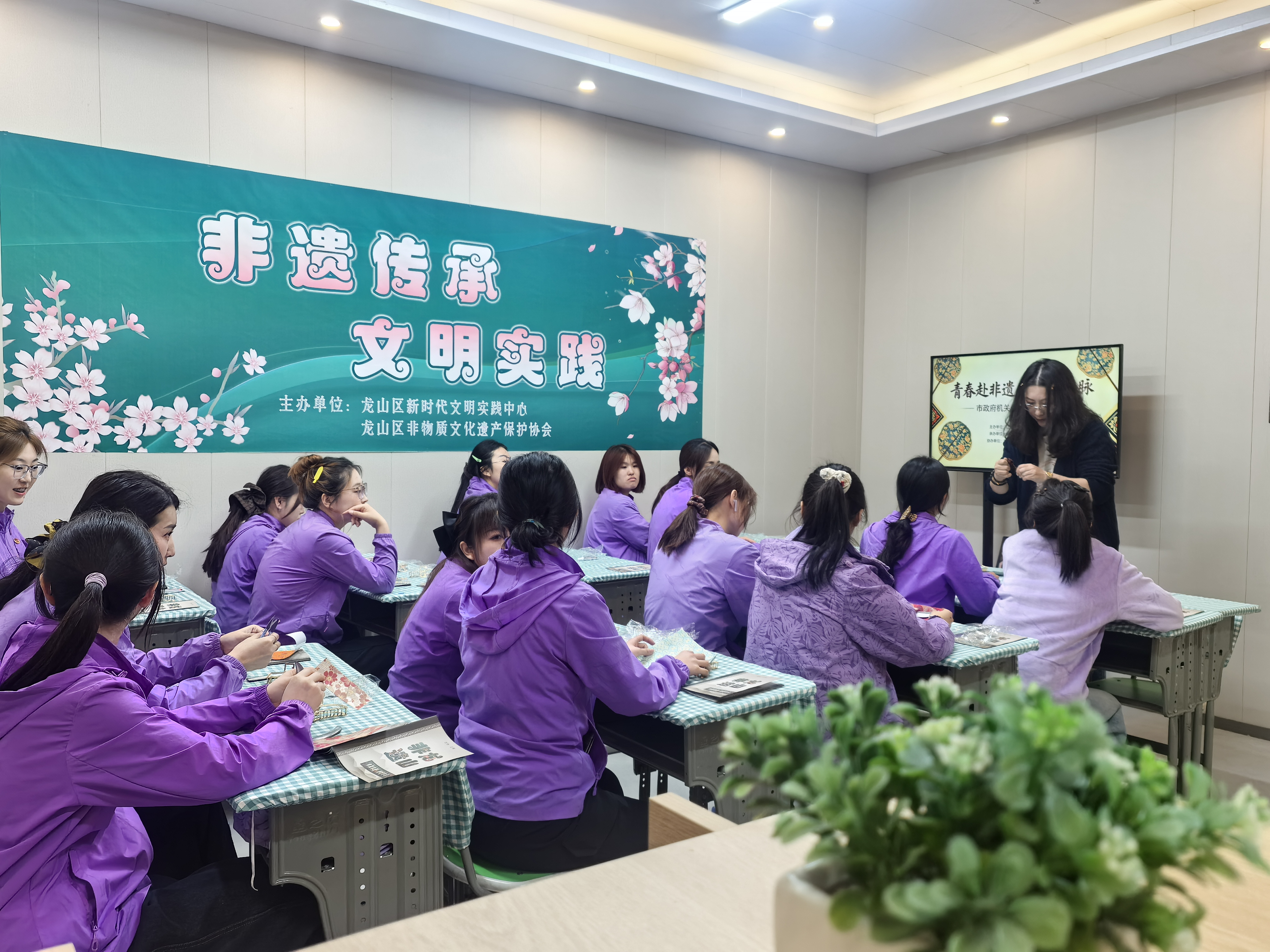 青春赴非遗 匠心传文脉  —— 辽源市政府机关幼儿园…